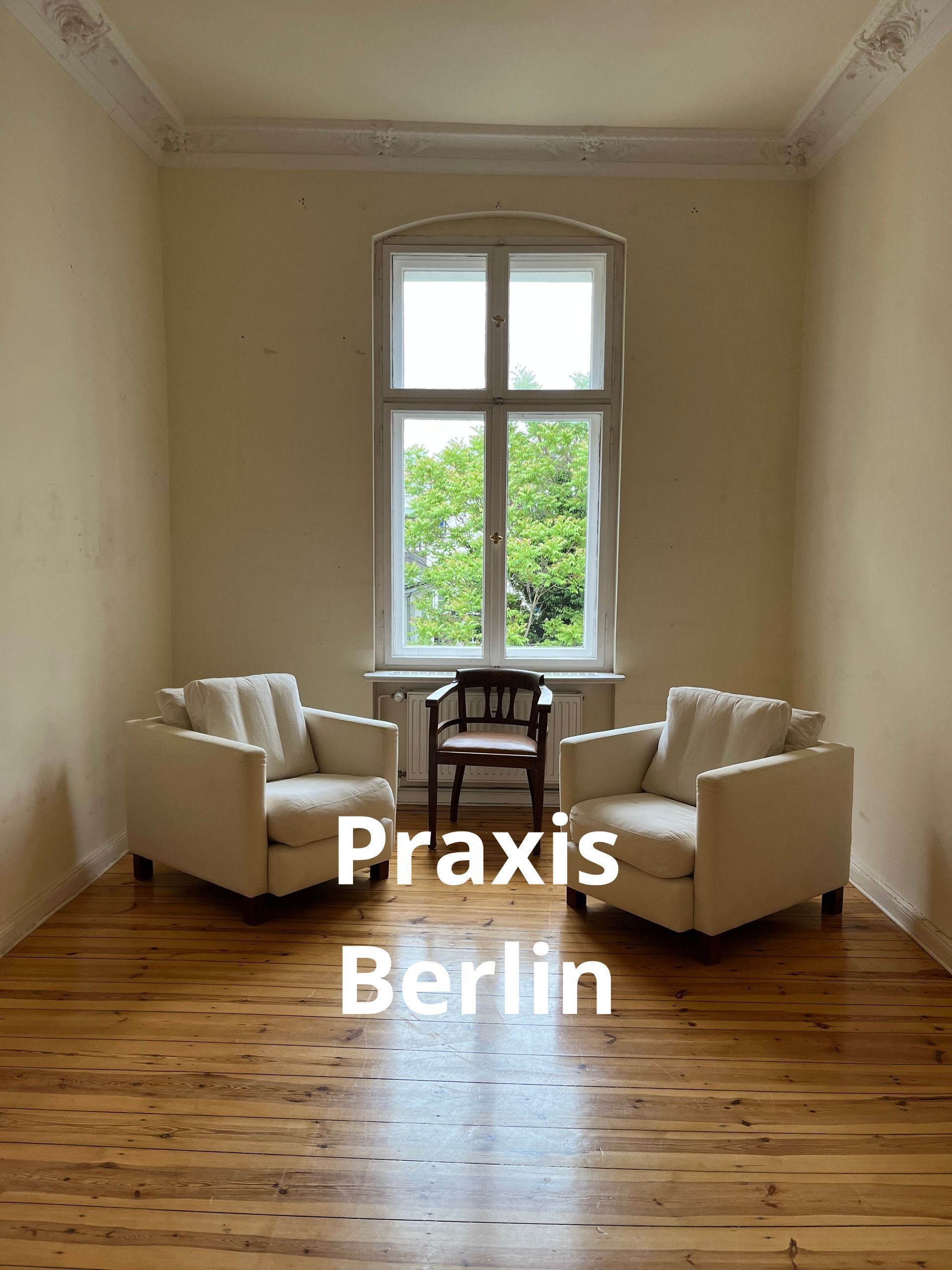 Gesprächsraum der Praxis Berlin mit zwei hellen Sesseln
